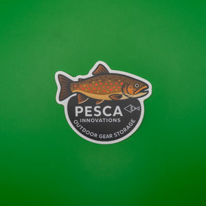 Sticker with a brown trout fish design and 'PESCA INNOVATIONS' text on a green background