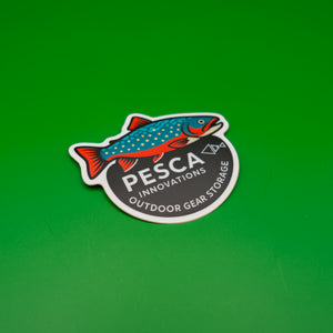 Sticker with a brook trout fish design and 'PESCA INNOVATIONS' text on a green background