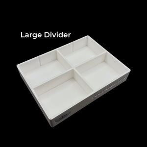 The Fly Shop Tray by Pesca Innovations is available with a four-slot large divider. 